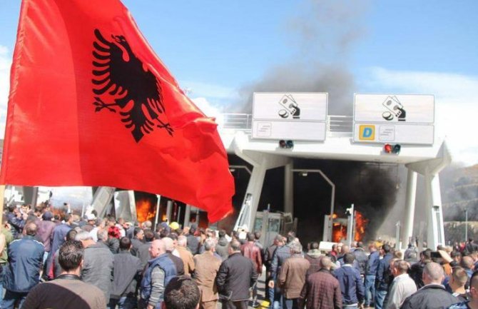 Protest i sukobi na granici između Kosova i Albanije, 12 povrijeđenih policajaca, zapaljena naplatna rampa