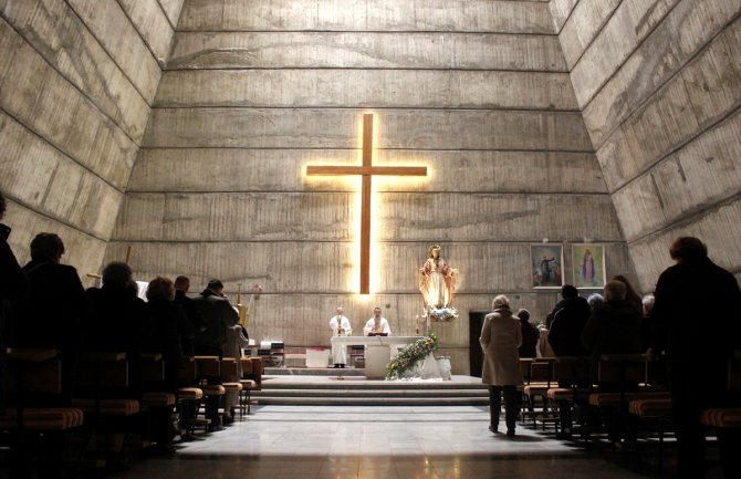 U crkvi Srce Isusovo održana uskršnja misa(FOTO)