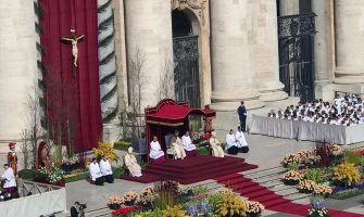 Desetine hiljada vjernika na uskršnjoj misi u Vatikanu, papa pozvao na mir i solidarnost
