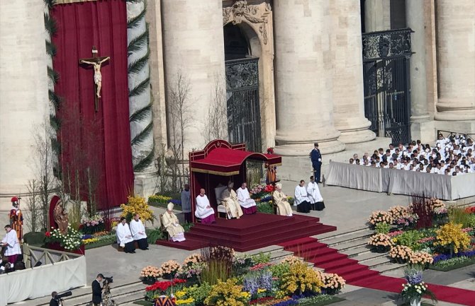 Desetine hiljada vjernika na uskršnjoj misi u Vatikanu, papa pozvao na mir i solidarnost