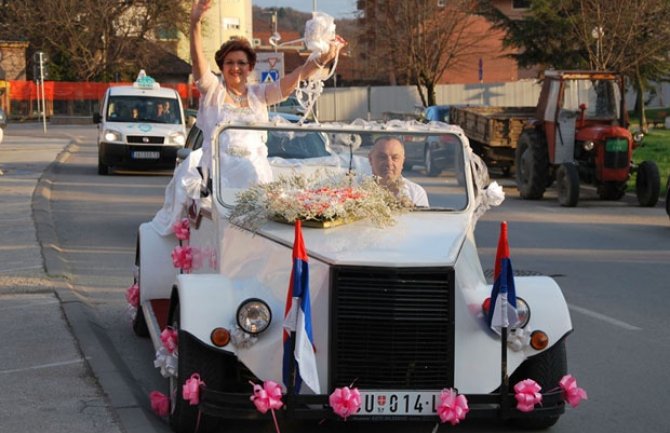 Neobična proslava ličila na svadbu: Mirjana slavila 30 godina razvoda (FOTO)