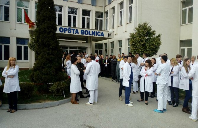 Zaposleni u bolnici protestovali protiv govora mržnje i pružili podršku kolegama