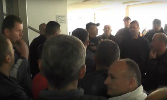 Više stotina ljutih lovaca htjelo da linčuje službenika ANB-a Miloša Popovića u hotelu Franca (VIDEO)