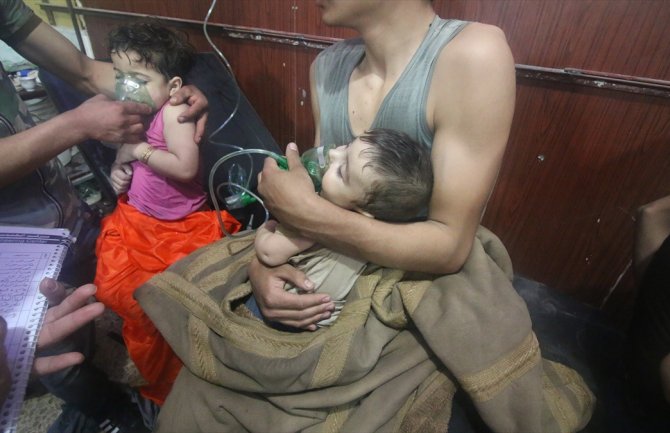Uznemirujuće fotografije:U napadu gasom poginulo 40 civila, čitave porodice pronađene ugušene