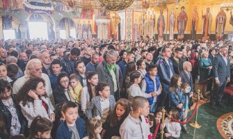 Hiljade vjernika na vaskršnjoj liturgiji u hramu Hristovog vaskresenja u Podgorici