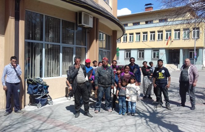 Romi protestovali ispred Opštine Pljevlja:Život u uslovima nedostojnim čovjeka u 21. vijeku