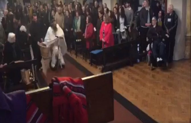 Pop uletio trotinetom na uskršnju liturgiju, ljudi se u šoku krstili (VIDEO)
