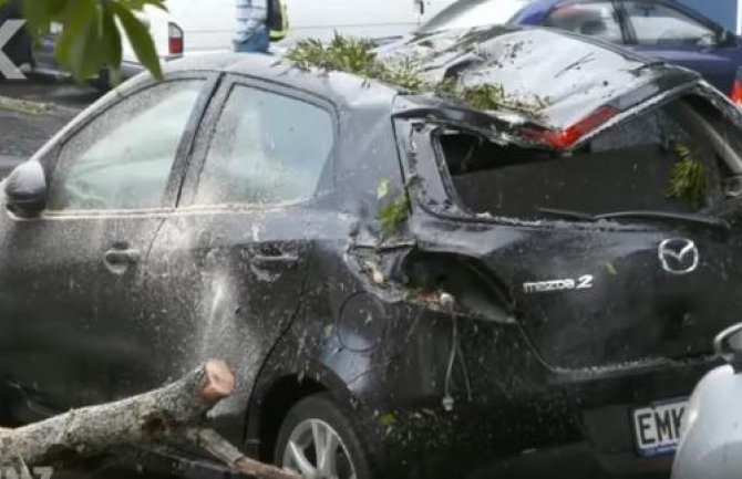 Oluja na Novom Zelandu: Srušeno drveće, letjeli krovovi, 200.000 ljudi bez struje (VIDEO)