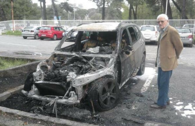 Zapaljen BMW ljekara ispred Kliničkog centra Crne Gore