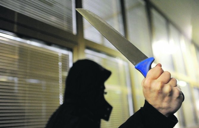 Uhapšen Nikšićanin, uz prijetnju nožem opljačkao kladionicu