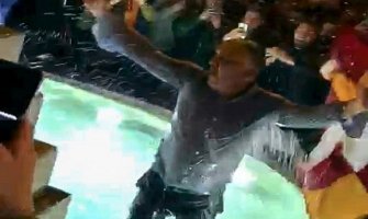 Predsjednik Rome će platiti kaznu zbog skakanja u fontanu (VIDEO)