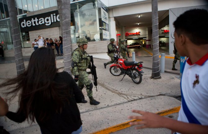 Vojska evakuiše ljude u Meksiku zbog narko kartela