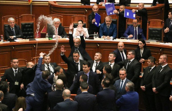 Incident u Parlamentu Albanije: Opozicija Edija Ramu gađala brašnom 