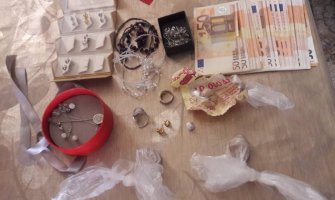 Pretresom kuće Beranca pronađen heroin, vaga za mjerenje, preko 1 000 eura, nakit