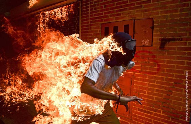 Fotografija muškarca u plamenu izabrana za najbolju novinsku fotografiju