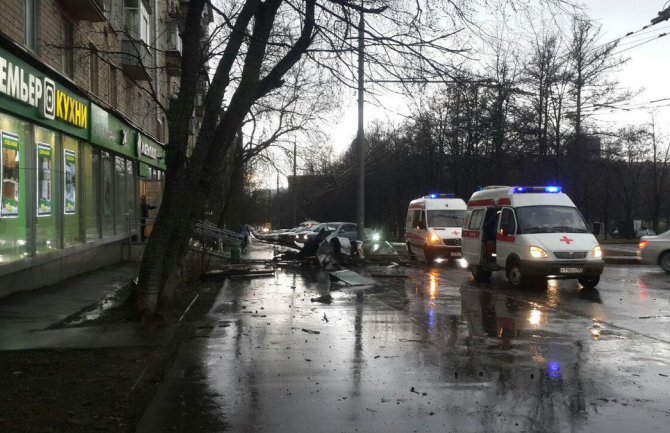 Nevrijeme u Moskvi: Uraganski vjetar lomio stabla, 17 osoba povrijeđeno, dvije poginule(VIDEO)(FOTO)