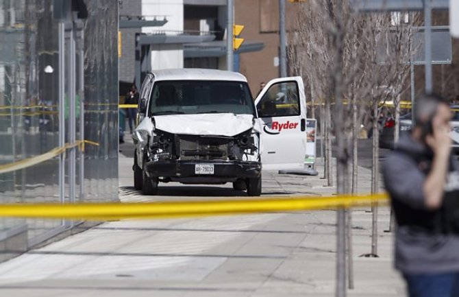 Toronto: Deset osoba poginulo, a 15 povrijeđeno nakon što se vozač kombijem zaletio u pješake