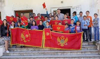 CKM uz pomoć Mićunovića i Đukanovića donirala računare osnovnoj školi u Boanu