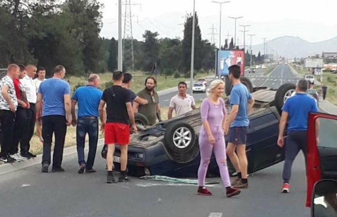 Podgorica: Automobil se prevrnuo na krov