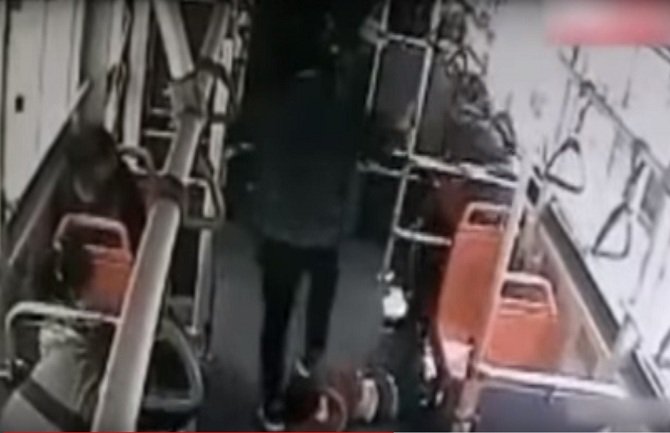 Uznemirujući snimak: Putnik u Kini bacio dječaka na pod i skakao mu po glavi (VIDEO)