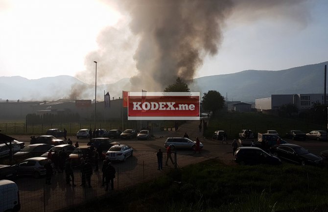 Požar u Bijelom Polju: Gori fabrika Mesopromet Franca (FOTO/VIDEO)