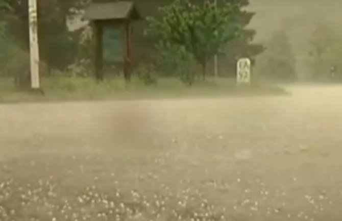 Kiša i grad veličine lješnika 20 minuta razbijao po Srbiji (VIDEO)