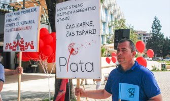 Prvomajski sindikalni protest u Podgorici: Para ima, povećajte plate!(FOTO)