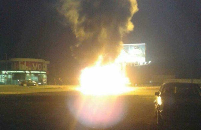 Podgorica: Golf se zapalio tokom vožnje, vozač i saputnici prošli bez povreda