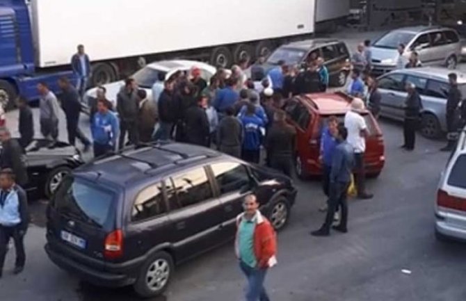 Albanci blokirali granični prelaz, policija im nije dala da uđu u CG(VIDEO)