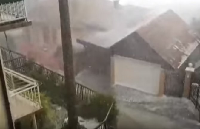 Sarajevo i Prijedor pogodio grad veličine oraha: Spašavali smo automobile, bio sam sav modar(VIDEO) 