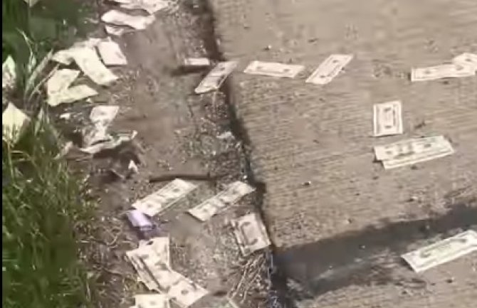 Preko 600.000 dolara ispalo iz kamiona, policija traži da građani vrate ono što su pokupili (VIDEO)