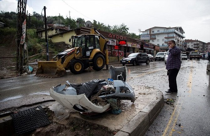 U katastrofalnoj poplavi povrijeđeno šest osoba, voda nosila automobile (FOTO)