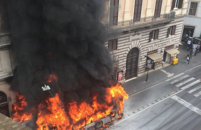 Rim: Eksplodirao autobus u centru grada( VIDEO)