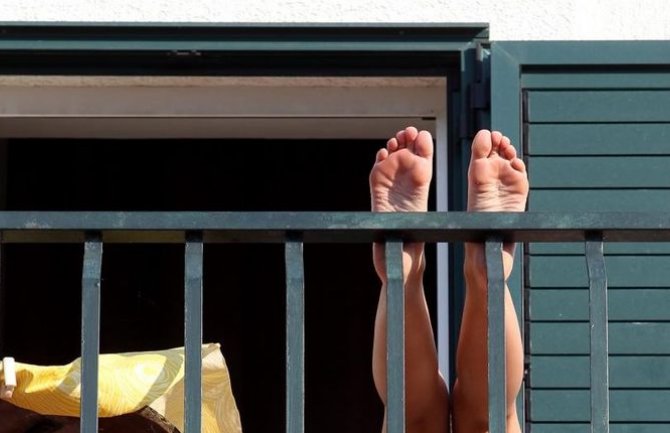 Kazna za sunčanje na terasi do 100 eura