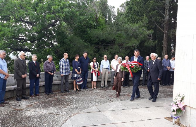 Polaganjem cvijeća na spomenik Bezmetković u Herceg Novom obilježen Dan pobjede