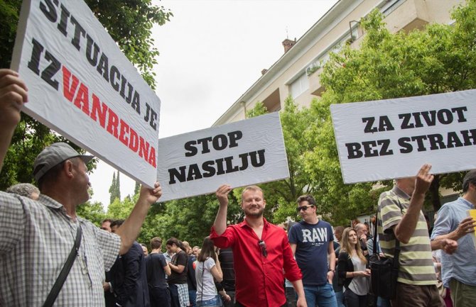 Protest zbog ranjavanje novinarke; Ivanović: Crnogorsko društvo klizi u bezdan