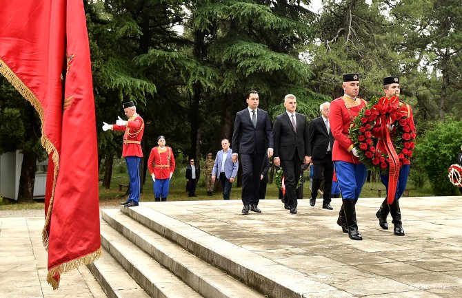 Brajović, Pažin i Hodžić položili vijenac na spomenik Partizanu borcu na brdu Gorica