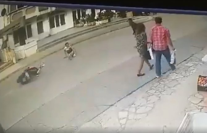 Motociklista udario pješaka u Budvi, on ustao i otišao(VIDEO)