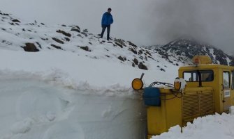 Na putu Žabljak -Durmitor i u maju čiste sniježne namete