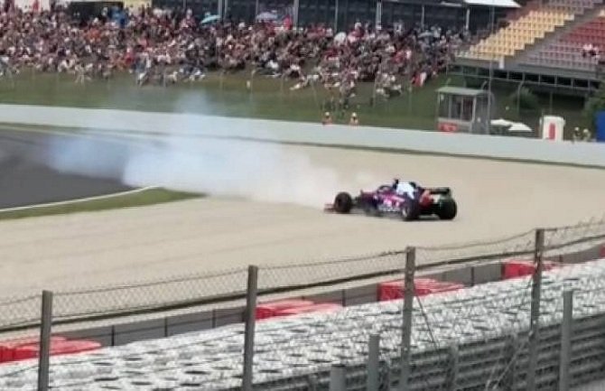 Udes na treningu Formule 1: Bolid se raspao od udara