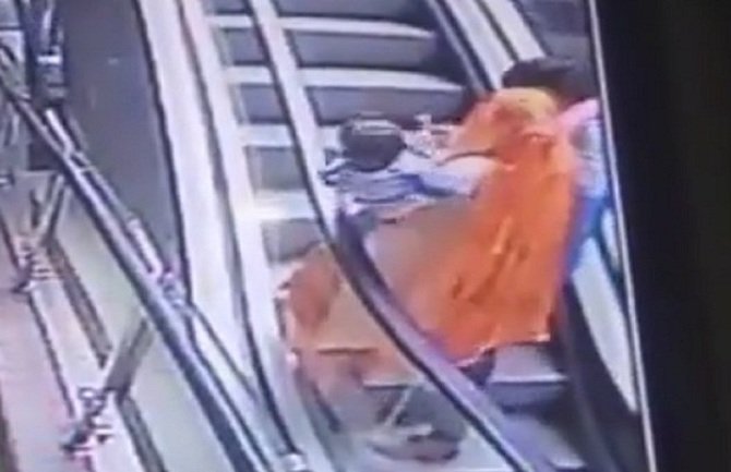 Majka slikala selfi na pokretnim stepenicama, ćerka joj ispala iz ruku i poginula (VIDEO)