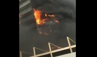 Dubai: Vatra zahvatila toranj, gust dim se širi, evakuisani građani(VIDEO)