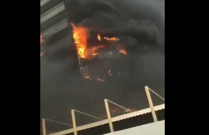 Dubai: Vatra zahvatila toranj, gust dim se širi, evakuisani građani(VIDEO)