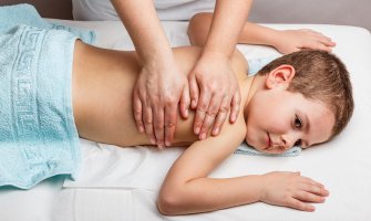 Ublažite kašalj i bolove djetetu masažom