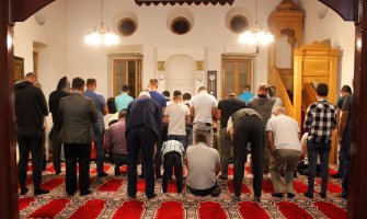U džamijama širom Crne Gore klanjana prva teravija (FOTO)