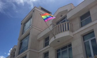 Dan kad je homoseksualnost skinuta sa liste mentalnih bolesti, zastava duginih boja na zgradi Delegacije EU