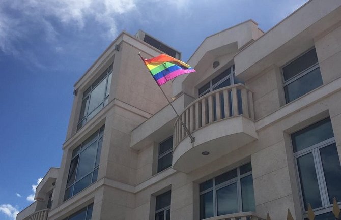 Dan kad je homoseksualnost skinuta sa liste mentalnih bolesti, zastava duginih boja na zgradi Delegacije EU