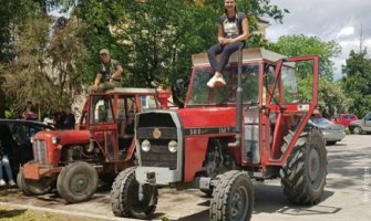 Maturantkinje ponosne na ono od čega žive: Traktorima došle u školu