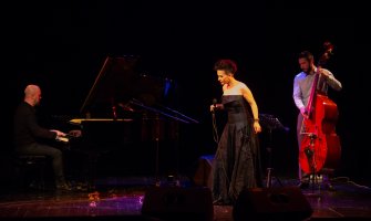 Publika oduševljena: Amira Medunjanin priredila nezaboravan koncert u Kraljevskom pozorištu (FOTO)