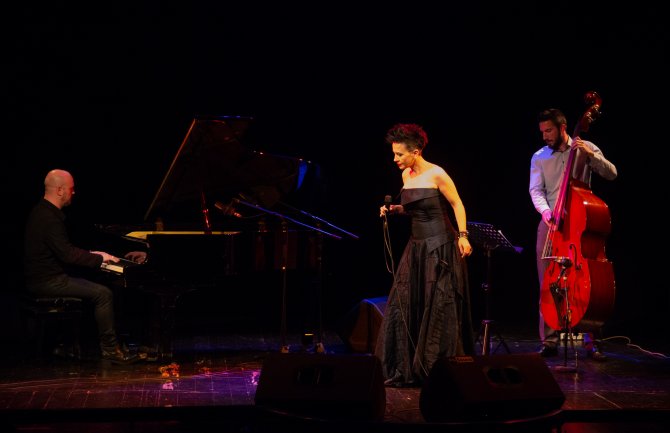 Publika oduševljena: Amira Medunjanin priredila nezaboravan koncert u Kraljevskom pozorištu (FOTO)